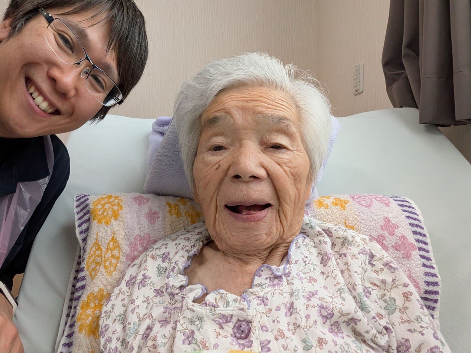 介護の現場で利用者さんと笑顔で語り合う佐野克浩